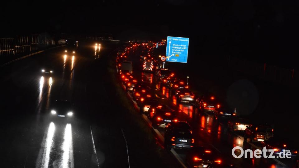 Fast drei Stunden war die Autobahn 93 in Fahrtrichtung Süden gesperrt, weil das THW Bäume von der Fahrbahn entfernen musste. Bild: mte