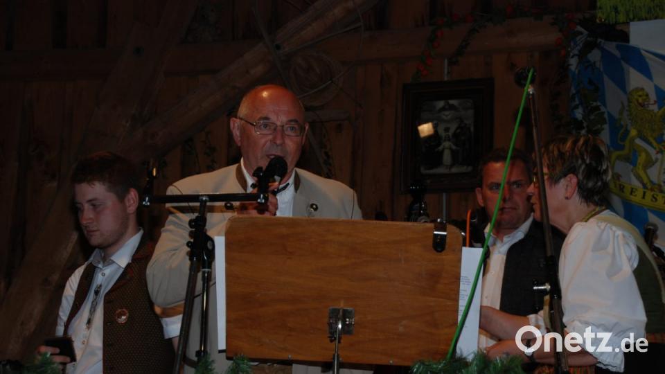 Der NBMB-Kreisvorsitzende Joseph Ferstl (am Pult) und Bürgermeister Norbert Eckl (Zweiter von rechts) gratulierten der Blaskapelle. Vorsitzende Inge Sippl und Stellvertreter Tobias Schmid dankten dafür. Bild: Portner