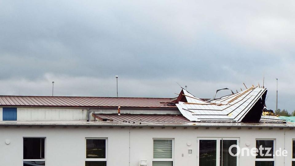 Bei der Firma Alpo im Auerbacher Industriegebiet Lohe-Süd riss der Sturm am Sonntagabend Teil des Daches herunter. Bild: ll