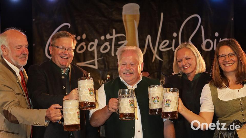 Sie feiern den Ehrenfestwirt (von links): Brauer Reinhold Kummert, Oberbürgermeister Michael Cerny, Josef Hirsch sowie Petra Strobl und Maria Frank vom ACM. Bild: Wolfgang Steinbacher