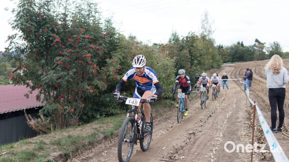 Nasses Herbstwetter, technische Probleme und der enge Zeitplan halten die Organisatoren des &quot;Gunsha-Gravel-Ride-Festival&quot; in Plößberg in Atem. Bild: dtr
