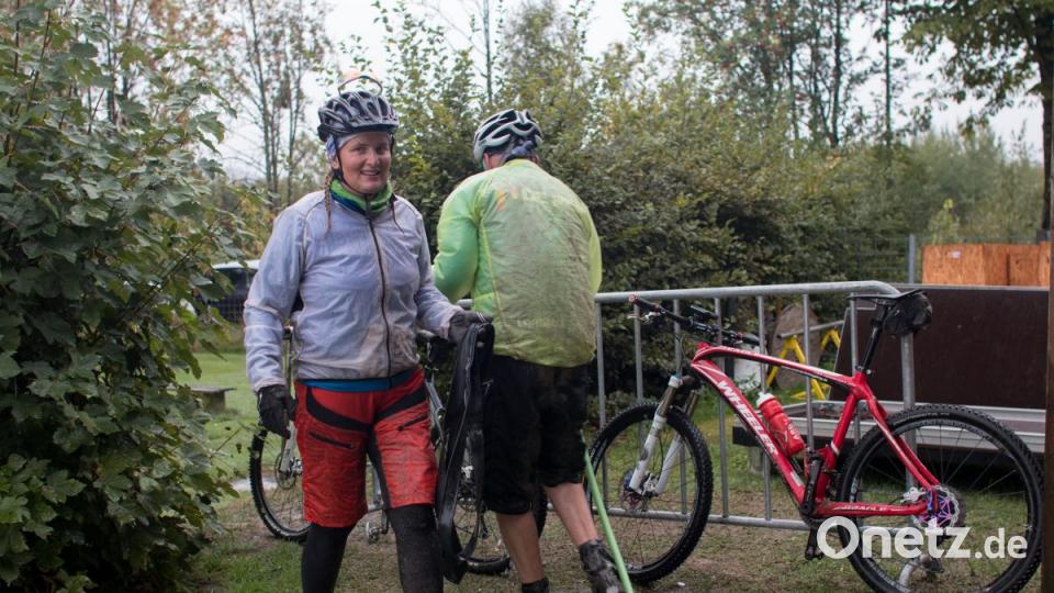 Nasses Herbstwetter, technische Probleme und der enge Zeitplan halten die Organisatoren des &quot;Gunsha-Gravel-Ride-Festival&quot; in Plößberg in Atem. Bild: dtr