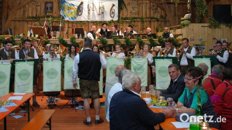 Die Blaskapelle Teunz eröffnete die „Muse im Stodl“ mit bayerisch-böhmischer Blasmusik. Als Geschenk gab es neue Notenpultbehänge. Bild: Portner