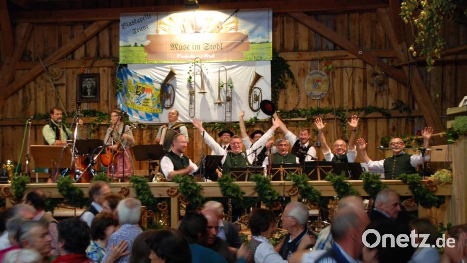 Während die „Z’s“ (links) aufspielten, machten auch die „3 Pirkenseer Dorfheiligen“ (hinten) und die „Dieterskirchner Sänger“ (rechts) eifrig Stimmung. Den Tänzern war dagegen eher der Rhythmus wichtig. Bild: Portner