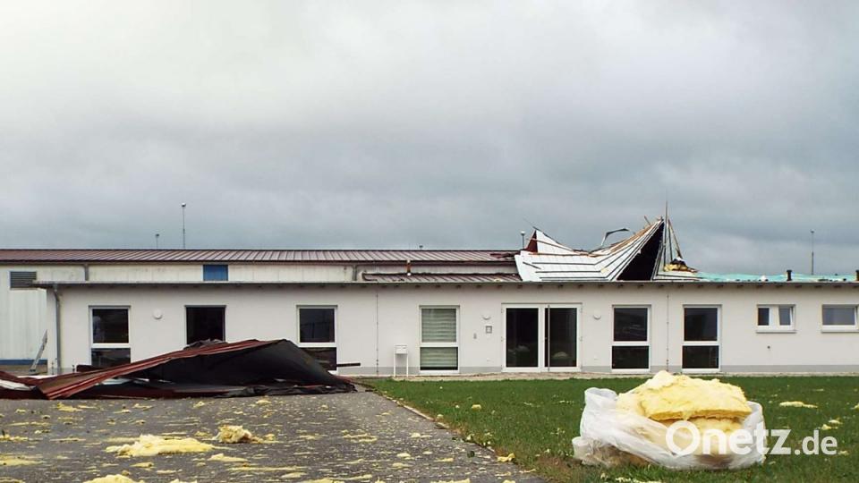 Bei der Firma Alpo im Auerbacher Industriegebiet Lohe-Süd riss der Sturm am Sonntagabend Teil des Daches herunter. Bild: ll
