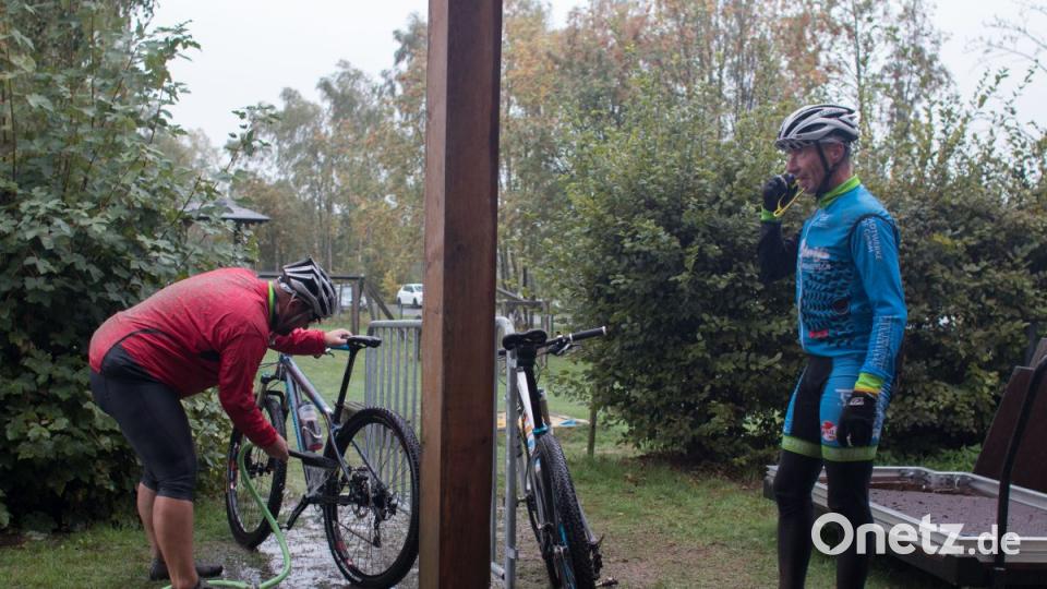 Nasses Herbstwetter, technische Probleme und der enge Zeitplan halten die Organisatoren des &quot;Gunsha-Gravel-Ride-Festival&quot; in Plößberg in Atem. Bild: dtr