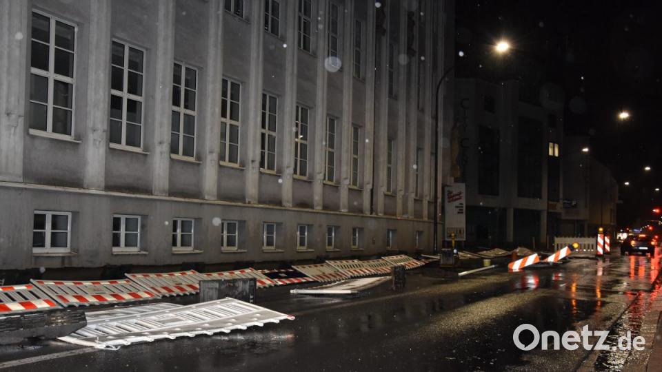 Wie ein missglücktes Domino-Spiel wirkt die gekippte Absperrung an der Schillerstraße. Bild: mte