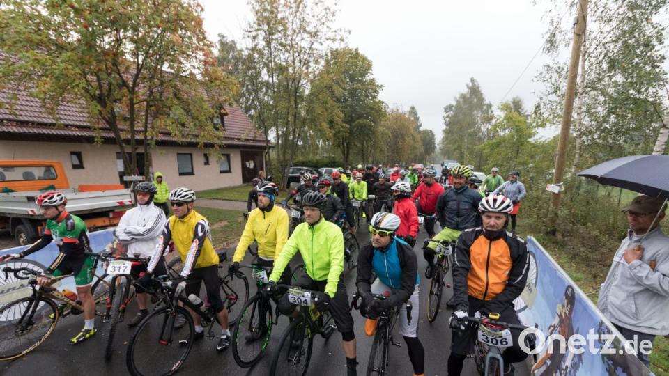 Nasses Herbstwetter, technische Probleme und der enge Zeitplan halten die Organisatoren des &quot;Gunsha-Gravel-Ride-Festival&quot; in Plößberg in Atem. Bild: dtr