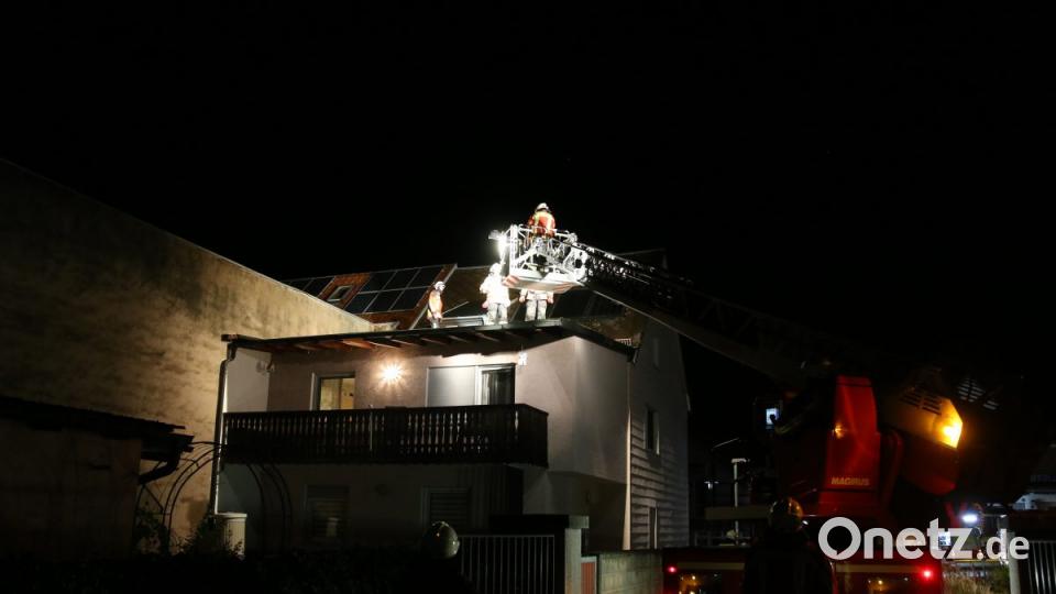 Die Feuerwehren Grafenwöhr und Kemnath kümmerten sich um Dachschäden in der Alten Ambergerstraße. Bild: sne