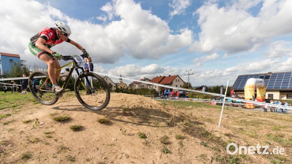 Nasses Herbstwetter, technische Probleme und der enge Zeitplan halten die Organisatoren des &quot;Gunsha-Gravel-Ride-Festival&quot; in Plößberg in Atem. Bild: dtr