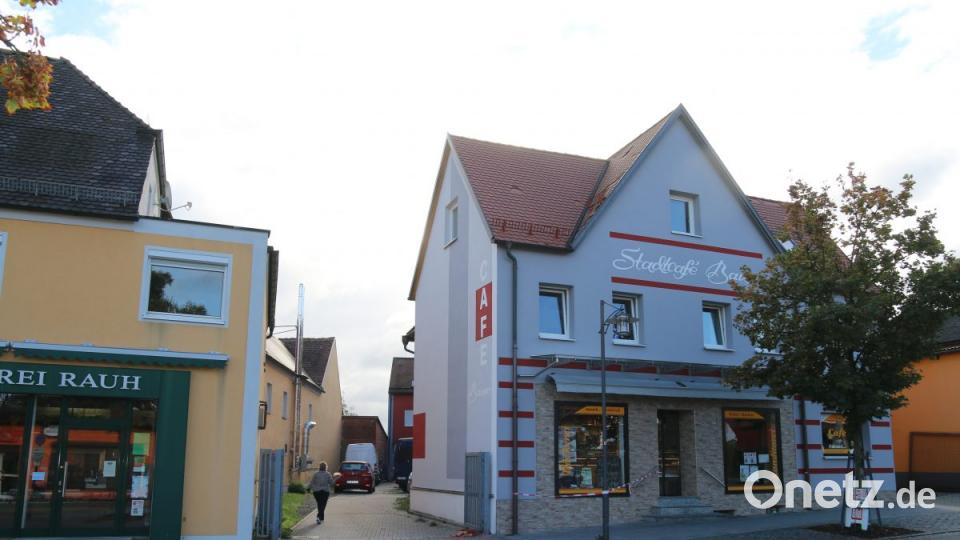 Die Feuerwehren Grafenwöhr und Kemnath kümmerten sich um Dachschäden in der Alten Ambergerstraße. Bild: sne