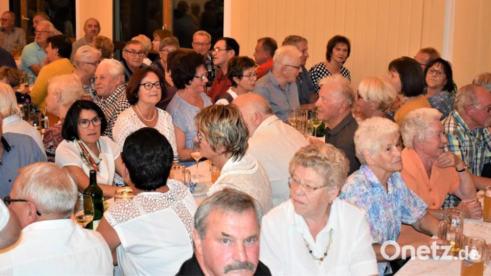 Zum dritten Mal haben die evangelische Gemeinde Grafenwöhr-Pressath und das Mehrgenerationenhaus Grafenwöhr zu "Aafgspuit wird" im Gemeindehaus eingeladen. Das Publikum im voll besetzten Saal sang, schunkelte und tanzte dazu. Bild: rgr