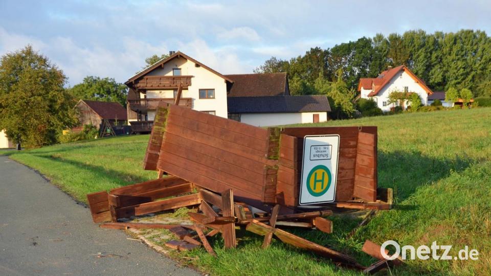Ein Buswartehäuschen, das keines mehr ist: „Fabienne“ lässt in Tagmanns davon nur noch einen Bretterhaufen übrig. Bild: ü