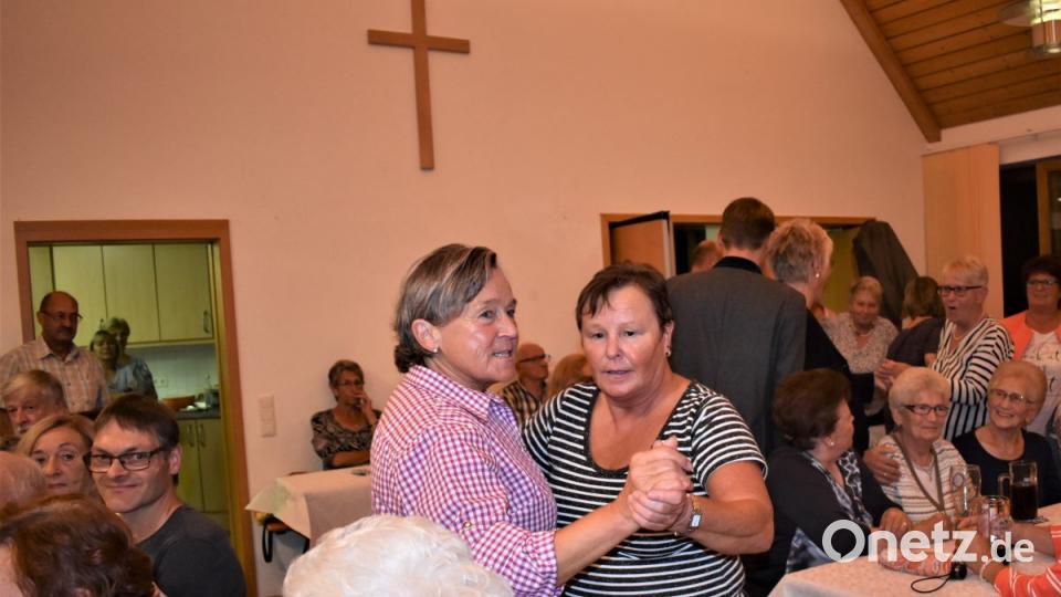 Zum dritten Mal haben die evangelische Gemeinde Grafenwöhr-Pressath und das Mehrgenerationenhaus Grafenwöhr zu "Aafgspuit wird" im Gemeindehaus eingeladen. Das Publikum im voll besetzten Saal sang, schunkelte und tanzte dazu. Bild: rgr