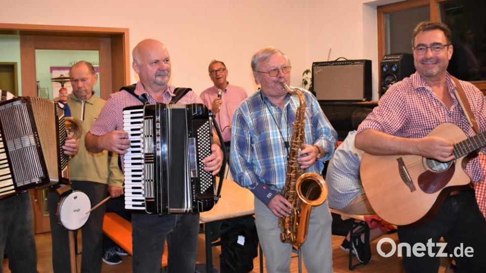 Zum dritten Mal haben die evangelische Gemeinde Grafenwöhr-Pressath und das Mehrgenerationenhaus Grafenwöhr zu "Aafgspuit wird" im Gemeindehaus eingeladen. Das Publikum im voll besetzten Saal sang, schunkelte und tanzte dazu. Bild: rgr