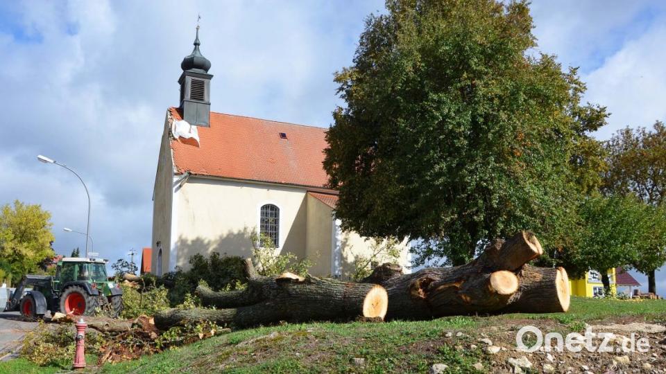 Sie stand jahrhundertelang vor dem Eingang (links) der Altzirkendorfer Kirche – bis Sonntagabend: Der Sturm bringt die alte Linde zu Fall. Die dabei entstandenen Schäden an Dach und Dachrinne sind deutlich sichtbar. Bild: ü