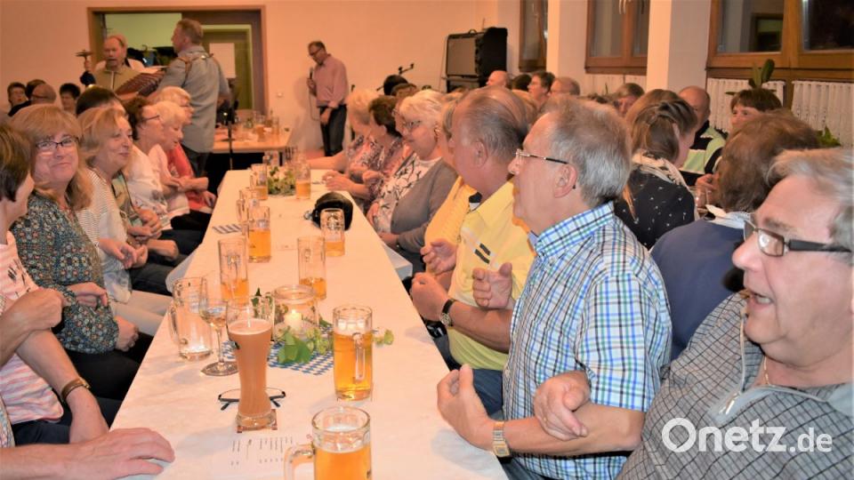 Zum dritten Mal haben die evangelische Gemeinde Grafenwöhr-Pressath und das Mehrgenerationenhaus Grafenwöhr zu "Aafgspuit wird" im Gemeindehaus eingeladen. Das Publikum im voll besetzten Saal sang, schunkelte und tanzte dazu. Bild: rgr