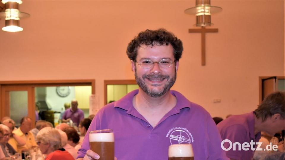 Pfarrer Dr. André Fischer servierte das Bier und die Brotzeiten. Bild: rgr