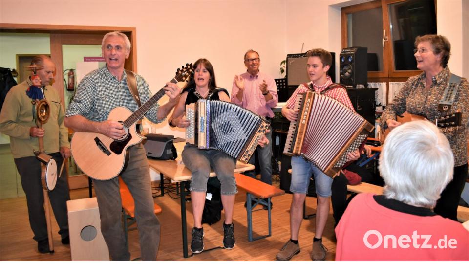 Zum dritten Mal haben die evangelische Gemeinde Grafenwöhr-Pressath und das Mehrgenerationenhaus Grafenwöhr zu "Aafgspuit wird" im Gemeindehaus eingeladen. Das Publikum im voll besetzten Saal sang, schunkelte und tanzte dazu. Bild: rgr