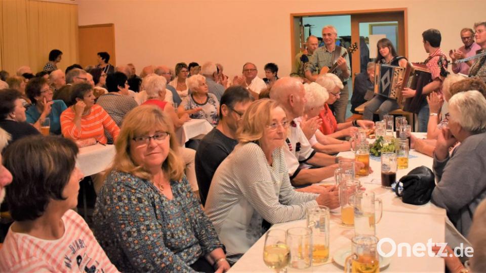 Zum dritten Mal haben die evangelische Gemeinde Grafenwöhr-Pressath und das Mehrgenerationenhaus Grafenwöhr zu "Aafgspuit wird" im Gemeindehaus eingeladen. Das Publikum im voll besetzten Saal sang, schunkelte und tanzte dazu. Bild: rgr