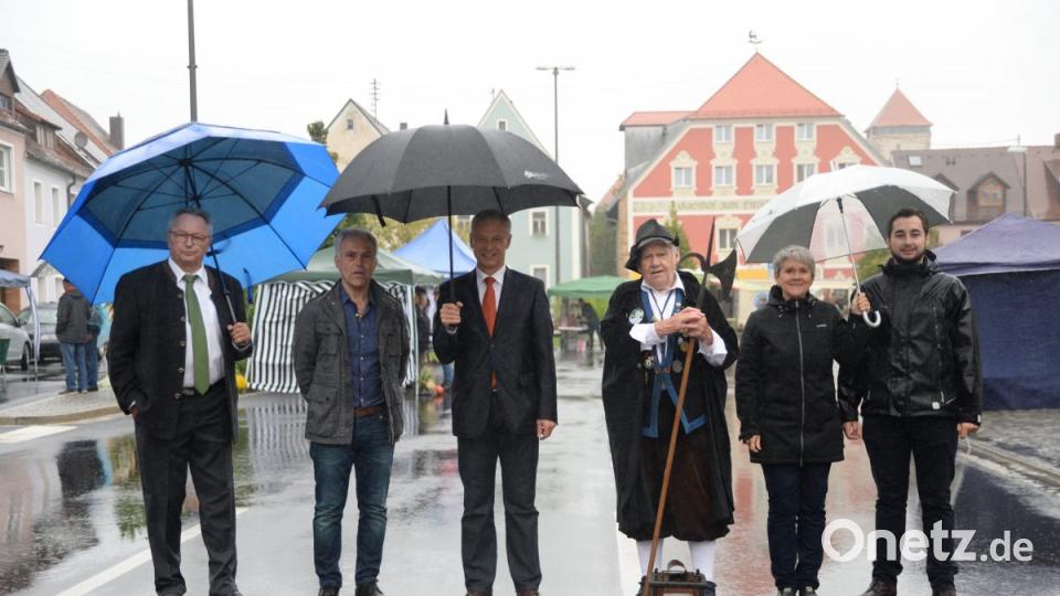 Nur Nachtwächter Tschung brauchte keinen Schirm bei der Eröffnung des 12. Herbstmarkts in Vilseck. Bild: brü