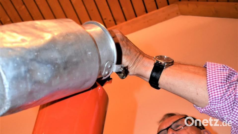 Als Spendengelder für die sanierte Michaelskirche sollten laut Moderator Reinhold Müller statt Münzen Scheine eingeworfen werden. Bild: rgr