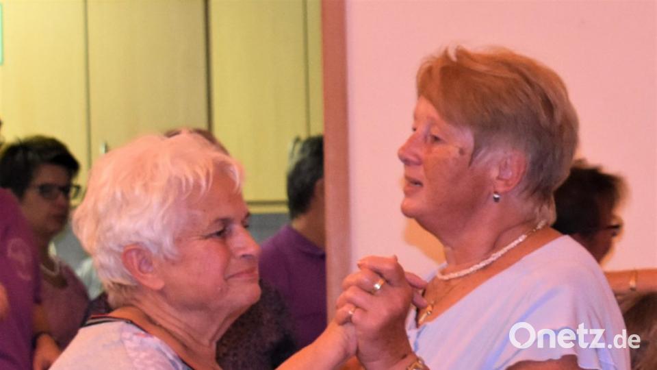 Zum dritten Mal haben die evangelische Gemeinde Grafenwöhr-Pressath und das Mehrgenerationenhaus Grafenwöhr zu "Aafgspuit wird" im Gemeindehaus eingeladen. Das Publikum im voll besetzten Saal sang, schunkelte und tanzte dazu. Bild: rgr