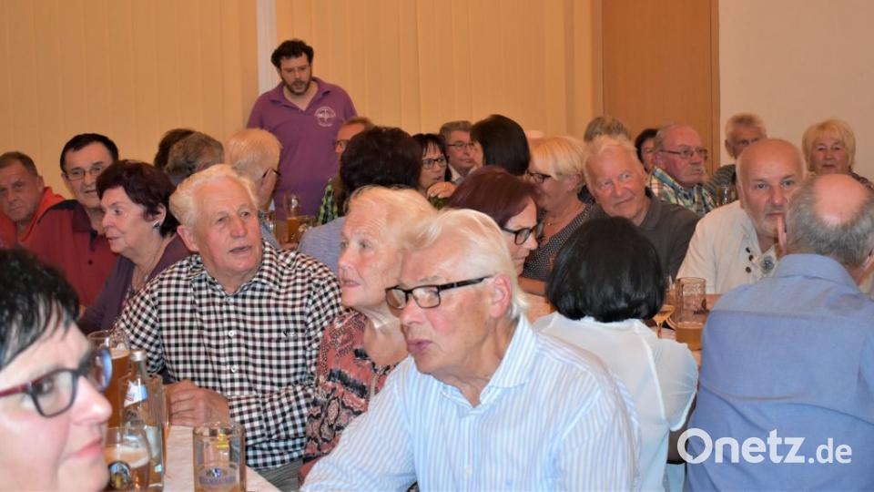 Zum dritten Mal haben die evangelische Gemeinde Grafenwöhr-Pressath und das Mehrgenerationenhaus Grafenwöhr zu "Aafgspuit wird" im Gemeindehaus eingeladen. Das Publikum im voll besetzten Saal sang, schunkelte und tanzte dazu. Bild: rgr