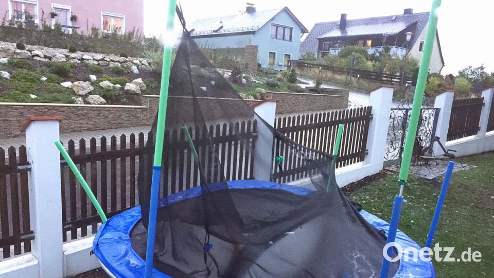 Ein Trampolin landet wegen des Orkans in der Buchberger Straße in Kirchenthumbach in einem Nachbargarten. Bild: ü