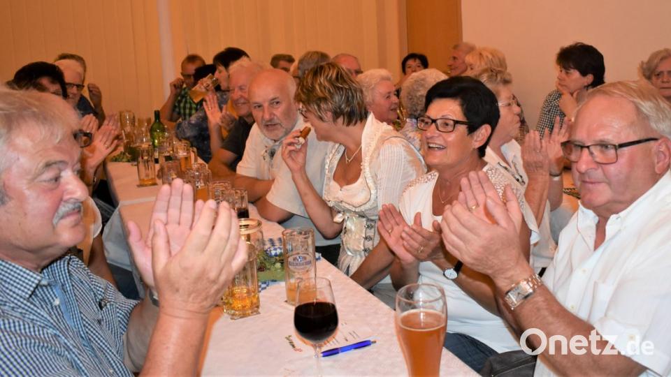 Zum dritten Mal haben die evangelische Gemeinde Grafenwöhr-Pressath und das Mehrgenerationenhaus Grafenwöhr zu "Aafgspuit wird" im Gemeindehaus eingeladen. Das Publikum im voll besetzten Saal sang, schunkelte und tanzte dazu. Bild: rgr