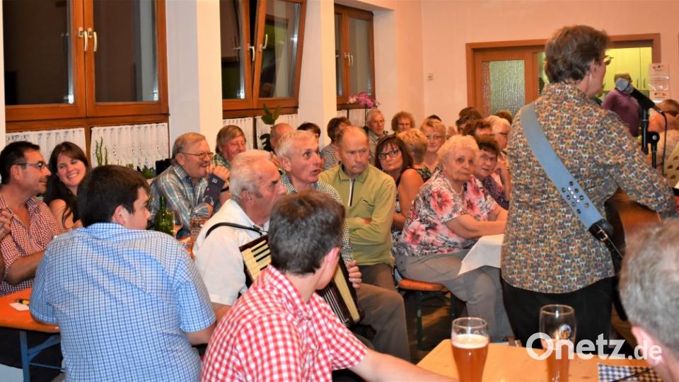 Zum dritten Mal haben die evangelische Gemeinde Grafenwöhr-Pressath und das Mehrgenerationenhaus Grafenwöhr zu "Aafgspuit wird" im Gemeindehaus eingeladen. Das Publikum im voll besetzten Saal sang, schunkelte und tanzte dazu. Bild: rgr