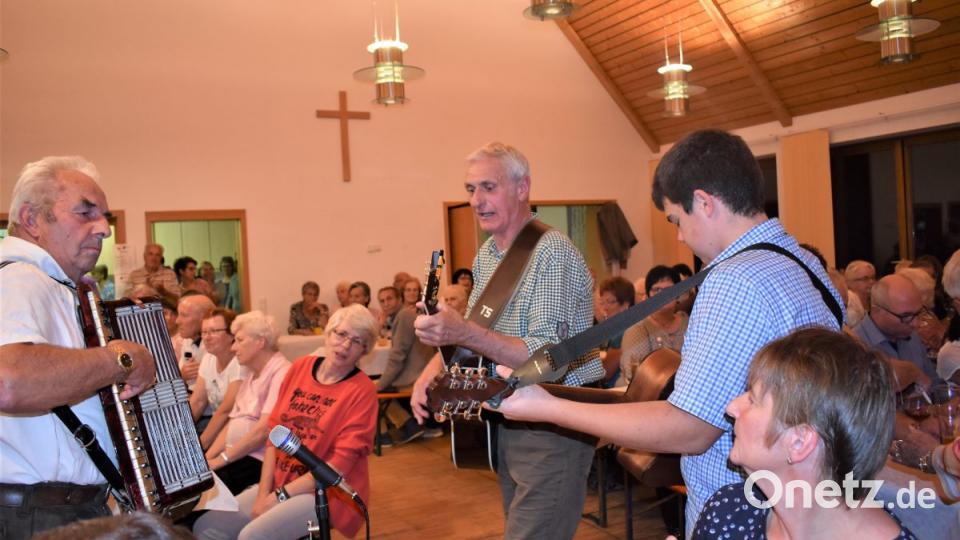 Zum dritten Mal haben die evangelische Gemeinde Grafenwöhr-Pressath und das Mehrgenerationenhaus Grafenwöhr zu "Aafgspuit wird" im Gemeindehaus eingeladen. Das Publikum im voll besetzten Saal sang, schunkelte und tanzte dazu. Bild: rgr
