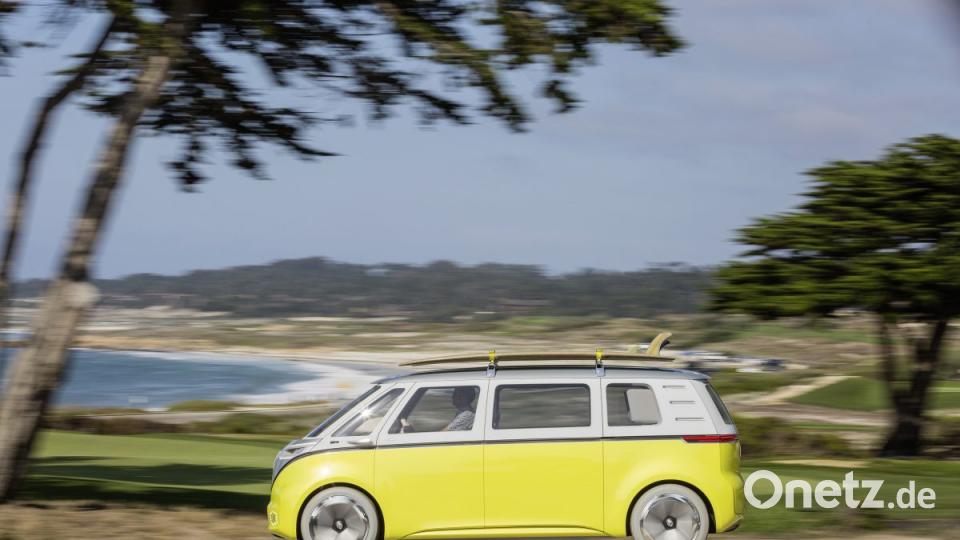An den legendären Bulli lehnt sich das Design des Elektro-Vans an, der 2022 auf den Markt rollen soll. Bild: VW