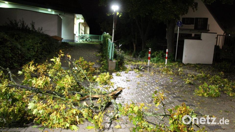 Auch vor dem Eisstadion in Weiden wütete am Sonntagabend das Unwetter. Bild: jma