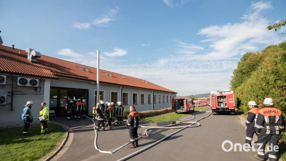 In einer Knopffabrik in Bärnau brennt am Freitagnachmittag ein Auspuffrohr eines Blockheizkraftwerks. Der Alarm ruft sämtliche Feuerwehren der Umgebung auf den Plan. Bild: dtr