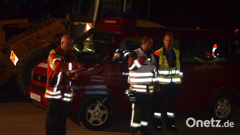 Kreisbrandinspektor Otto Braunreuther (links) hat die Übung ausgearbeitet. Den Einsatz leitet der örtliche Kommandant der Feuerwehr Zinst, Andreas Kausler (rechts). Florian Braunreuther (Mitte) kommandiert den Abschnitt &quot;technische Rettung&quot;. Bild: mde