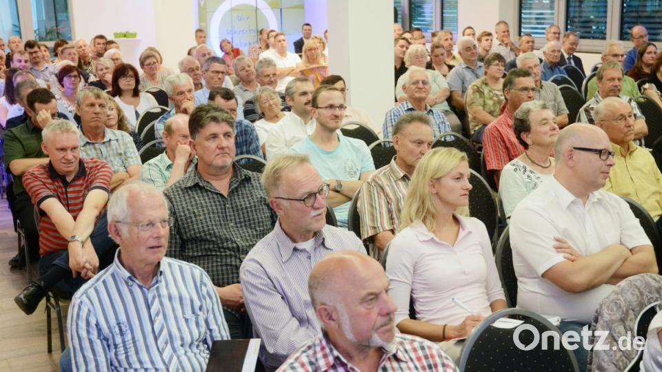 Rund 200 Menschen kommen zur Veranstaltung. Bild: gsb