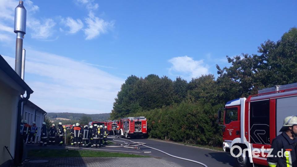 Im Bärnauer Industriegebiet brennt am Freitagnachmittag in einer Knopffabrik ein Auspuffrohr eines Blockheizkraftwerks. Bild: exb
