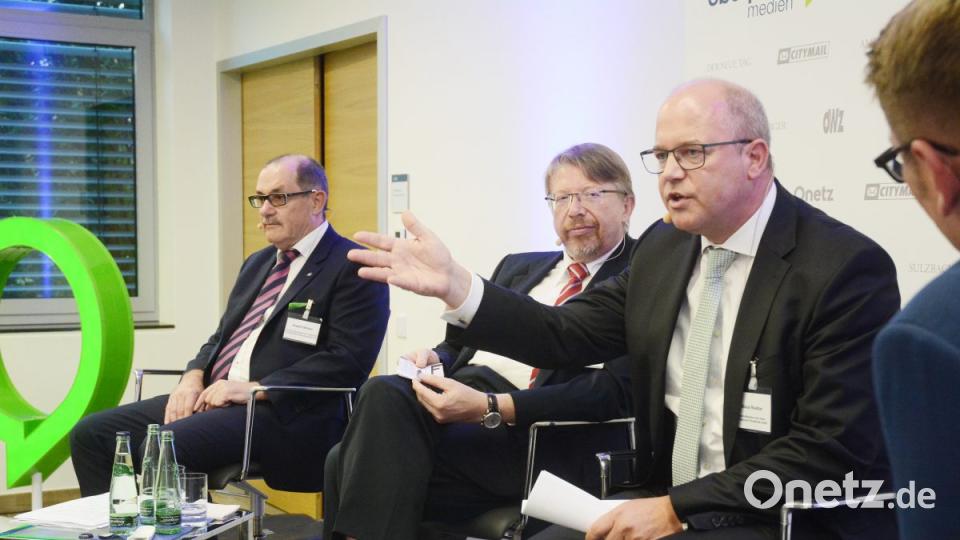 Drei Finanzexperten mit Entertainer-Qualitäten: Rudolf Winter, Franz-Josef Leven und Klaus Riester (von links) stehen beim Finanzforum dem Publikum Rede und Antwort. Durch den Abend führte Moderator Andreas Hahn (rechts) von Oberpfalz-Medien. Bild: gsb
