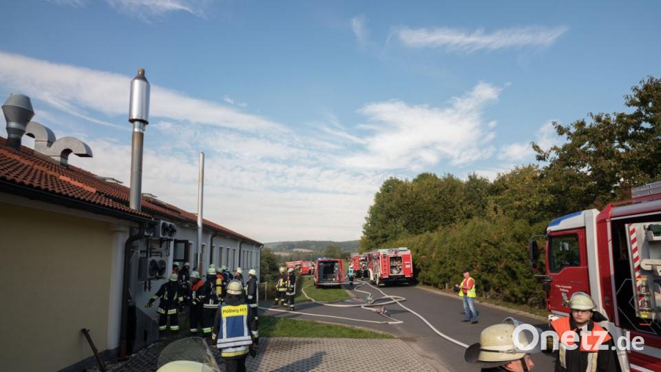 Im Bärnauer Industriegebiet brennt am Freitagnachmittag in einer Knopffabrik ein Auspuffrohr eines Blockheizkraftwerks. Bild: dtr