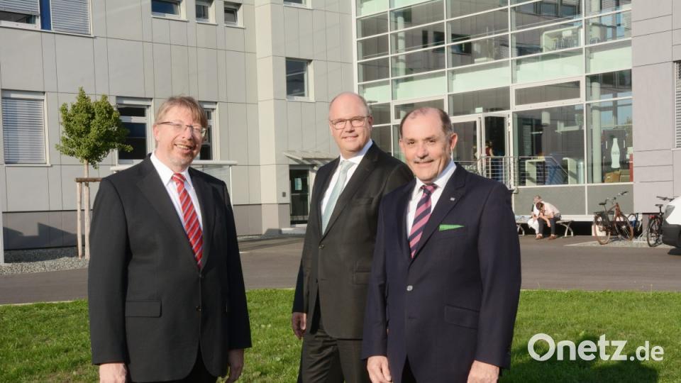 Franz-Josef Leven, Klaus Riester und Rudolf Winter vor dem Verlagsgebäude von Oberpfalz-Medien in Weiden. Bild: gsb