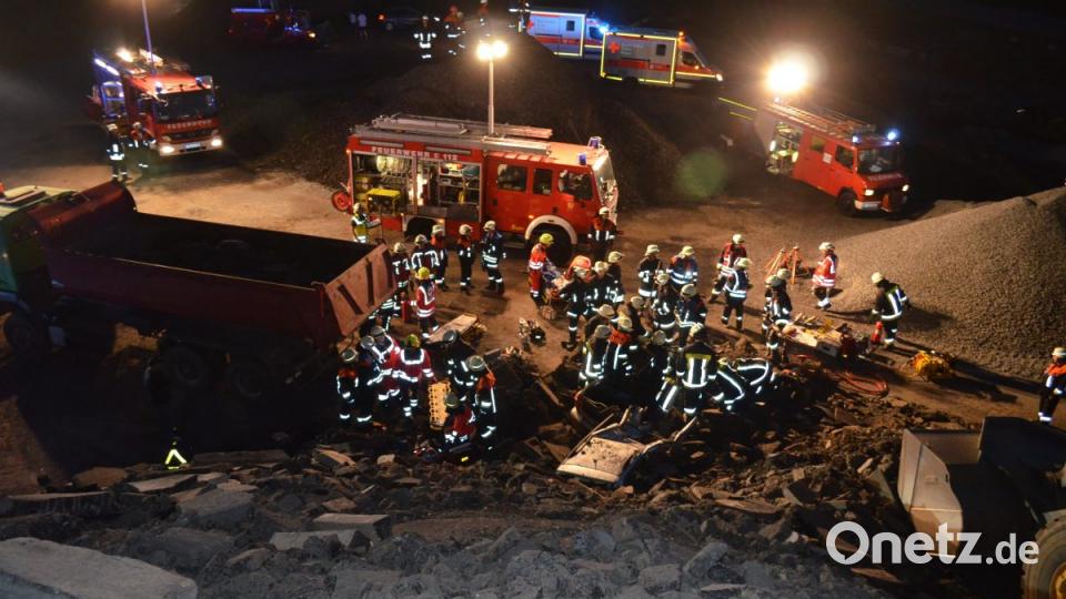 &quot;Viele Hände - schnelles Ende&quot; - Mit Muskelkraft müssen Gesteinsbrocken weggehievt werden, um die &quot;Personen&quot; zu befreien. Bild: mde