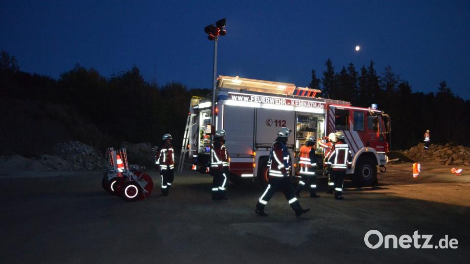 Einsatzkräfte der Feuerwehr Kemnath sichern unter anderem auch den Radlader mit einer Seilwinde gegen abrutschen. Unterstützt werden diese von den Kameraden aus Immenreuth. Bild: mde