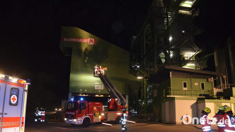 Während über die Drehleiter die Person gerettet wird, gehen zeitgleich Floriansjünger unter Atemschutz zur Brandbekämpfung vor. Bild: mde