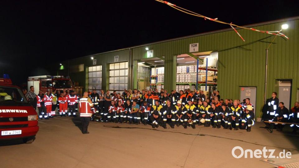 An der großangelegten Alarm- und Einsatzübung nehmen 114 Feuerwehrmänner und -frauen, sowie zehn Kräfte der BRK Bereitschaft Armesberg teil. Bild: mde
