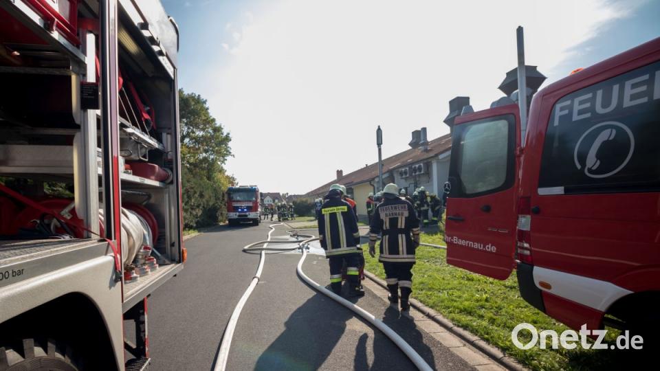 Im Bärnauer Industriegebiet brennt am Freitagnachmittag in einer Knopffabrik ein Auspuffrohr eines Blockheizkraftwerks. Bild: dtr