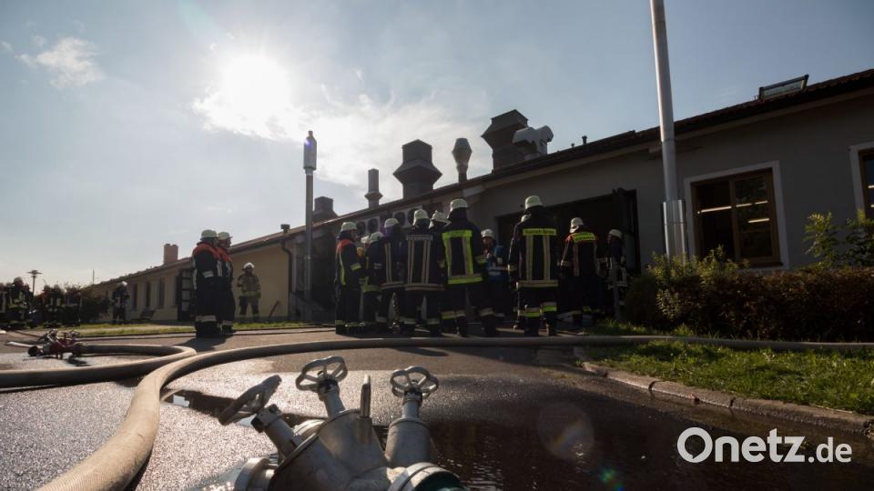 Im Bärnauer Industriegebiet brennt am Freitagnachmittag in einer Knopffabrik ein Auspuffrohr eines Blockheizkraftwerks. Bild: dtr