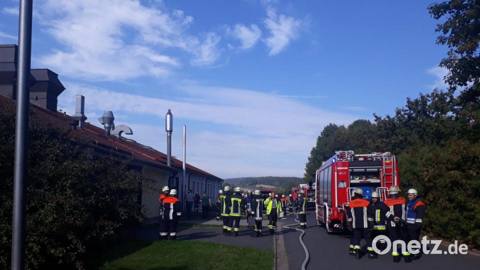 Im Bärnauer Industriegebiet brennt am Freitagnachmittag in einer Knopffabrik ein Auspuffrohr eines Blockheizkraftwerks. Bild: exb