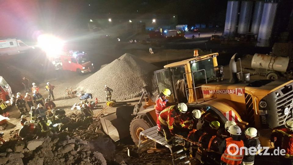 Durch den Aufbau der Rettungsplattform kann der Fahrer zügig aus dem Radlader geholt werden. Aufgrund des &quot;Verletzungsmusters&quot; wird die Person sehr schonend mit einer speziellen Trage gerettet. Bild: mde