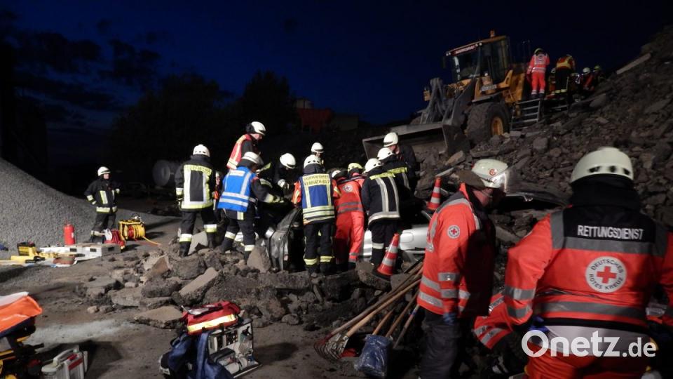 Nach der Befreiung aus dem Auto übernimmt das Rettungsdienstpersonal &quot;die Personen&quot;. Bild: mde